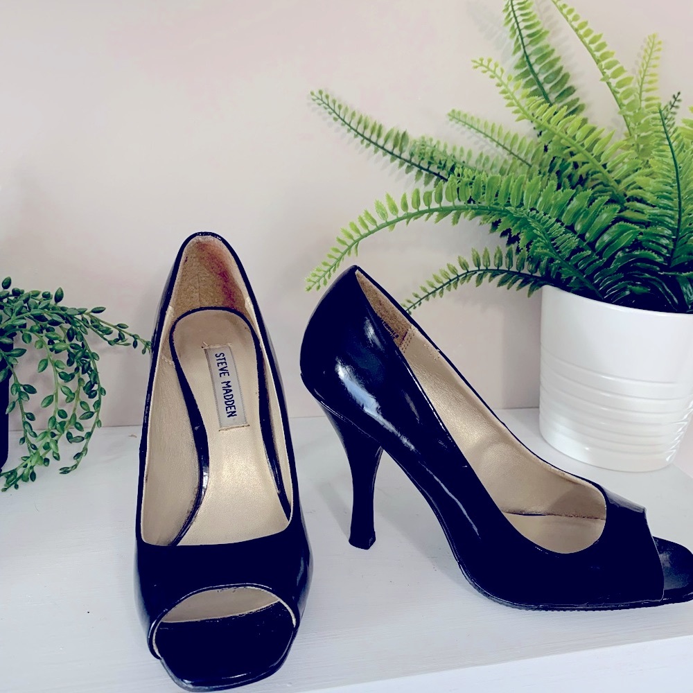 Steve Madden Black Patent shoes (size 7 1/2)